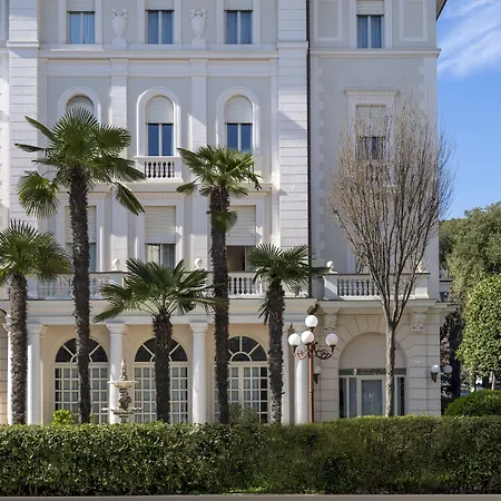 호텔 Residenza Parco Fellini 4*