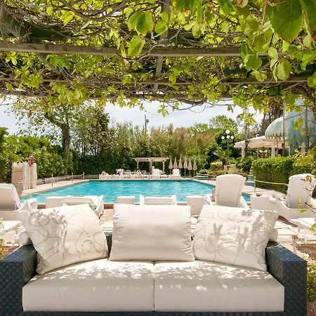 호텔 Residenza Parco Fellini 4*